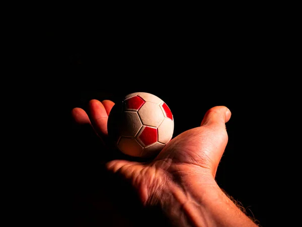 Футбольный Мяч Руке Черном Фоне Футбольный Мяч Ладони Человеческих Рук — стоковое фото