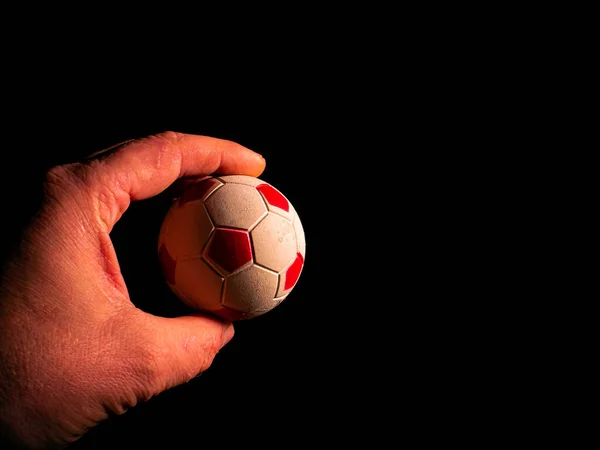 Футбольный Мяч Руке Черном Фоне Футбольный Мяч Ладони Человеческих Рук — стоковое фото