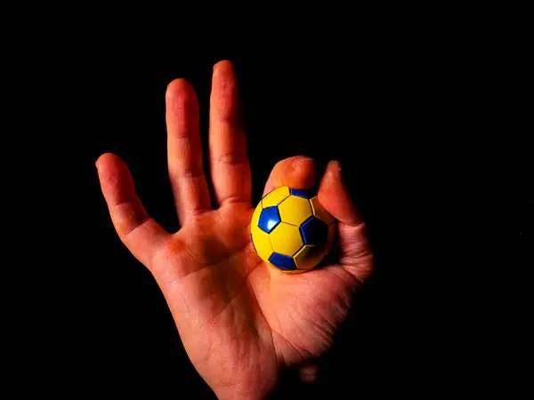 Мбаппе Жестикулирует Нормально Футбольным Мячом Черном Фоне Жест Порядке Мужская — стоковое фото