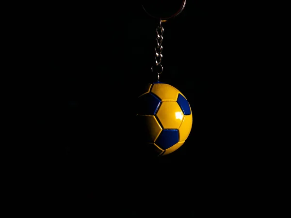 Брелок Футбольный Мяч Черном Фоне Футбольный Мяч Кольцо Чемпионат Спорта — стоковое фото