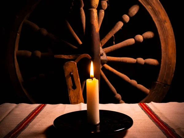 黑暗中在桌子上燃蜡蜡烛 蜡火的火焰 记忆之火黑暗中的火焰 乌克兰文化 复古风格 用乌克兰语装饰的玩具 晚上时间 — 图库照片