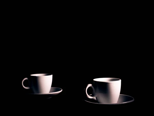 Siyah Arka Planda Fincan Tabağı Olan Beyaz Seramik Kahve Fincanı — Stok fotoğraf