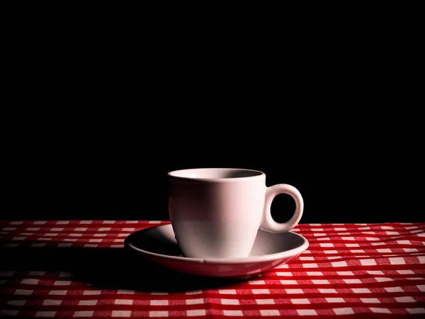 Siyah Arka Planda Fincan Tabağı Olan Beyaz Seramik Kahve Fincanı — Stok fotoğraf