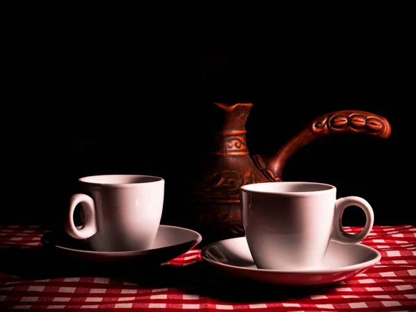 Siyah Arka Planda Çay Tabağı Kahve Makinesi Olan Beyaz Seramik — Stok fotoğraf