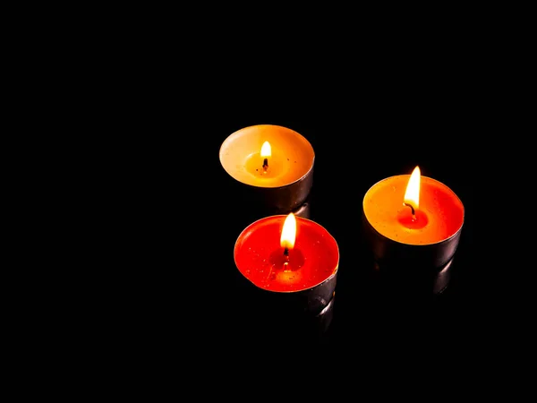Φλόγα Φωτιάς Από Αναμμένα Κεριά Μαύρο Φόντο Κεριά Φλόγα Φωτιάς — Φωτογραφία Αρχείου