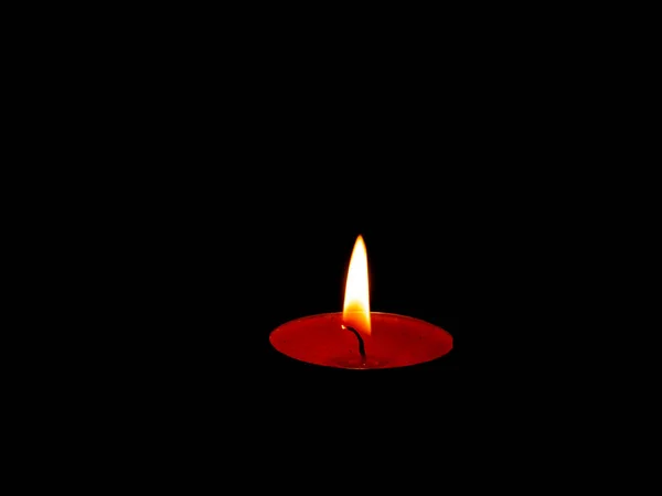 在黑色背景上燃烧蜡蜡烛的火焰 蜡蜡烛 燃烧着的火焰 那是一个记念日 默哀一分钟 悼念日 把你的文字放好 背景图像 — 图库照片