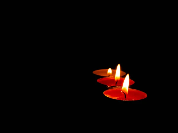 在黑色背景上燃烧蜡蜡烛的火焰 蜡蜡烛 燃烧着的火焰 那是一个记念日 默哀一分钟 悼念日 把你的文字放好 背景图像 — 图库照片