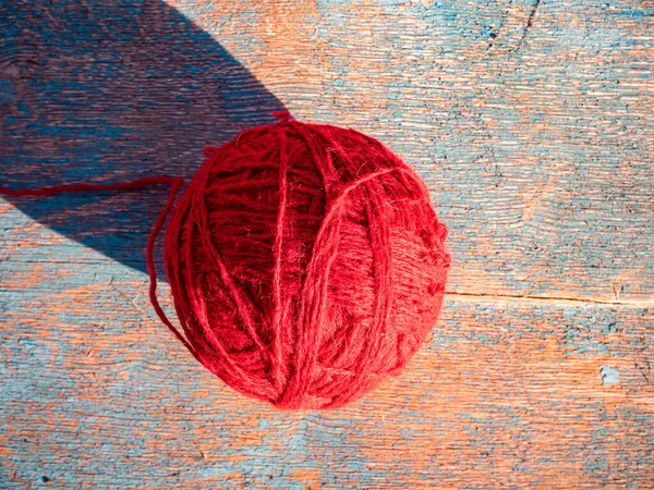 編み物用の赤い毛糸のボール 針で編み物 ウールの糸のボール 針仕事だ 手仕事だ 趣味やレジャー ニット製品だ 暖かい服 背景画像 — ストック写真