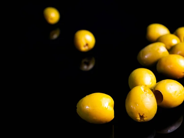 배경에 올리브 열매를 맺는다 올리브 올리브 통조림이야 올리브 — 스톡 사진