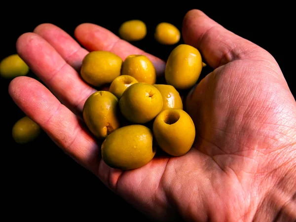 Bayas Aceitunas Verdes Mano Sobre Fondo Negro Bayas Olivo Aceitunas —  Fotos de Stock