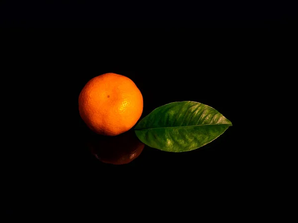 Narancs Mandarin Gyümölcs Zöld Levéllel Fekete Háttérrel Narancs Mandarin Zöld — Stock Fotó