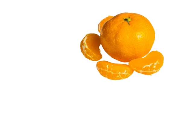 Geschälte Mandarinenfruchtscheiben Auf Weißem Hintergrund Orangen Mandarine Orangensaft Fruchtsaft Vorhanden — Stockfoto