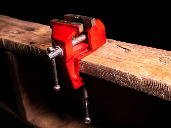 锁匠工具金属虎钳固定在木制桌子上 铁钳设备技工 主人的工具 客户服务 背景图像 文字的位置 车间设备 — 图库照片