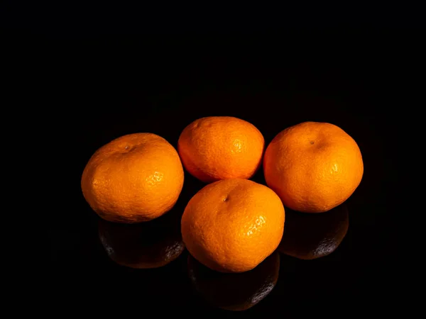 Oranžové Mandarinky Černém Pozadí Pomerančová Mandarinka Zelený List Ovocný Džus — Stock fotografie