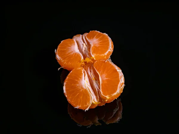 Meghámozott Mandarin Gyümölcs Szeletek Fekete Alapon Narancs Mandarin Narancslé Gyümölcslé — Stock Fotó