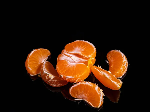 Fatias Frutas Tangerina Descascadas Fundo Preto Tangerina Laranja Suco Laranja — Fotografia de Stock