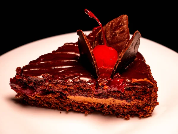 Gâteau Chocolat Aux Cerises Dans Une Assiette Sur Fond Noir — Photo