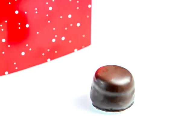 Dulces redondos de chocolate sobre un fondo blanco. — Foto de Stock