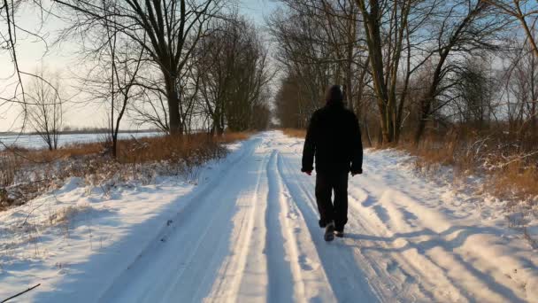 Homem Saindo Distância Longo Uma Estrada Terra Coberta Neve Uma — Vídeo de Stock