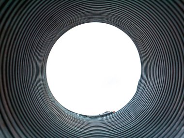 Metal kıvrımlı havalandırma borusunun dokusu. Metal kıvrım dokusu. Havalandırma borusu. Başlıklı. Kabartmalı metal. Demir gibi. Havalandırma kanalı. Motor kapağı havalandırması. Borunun içine bak..