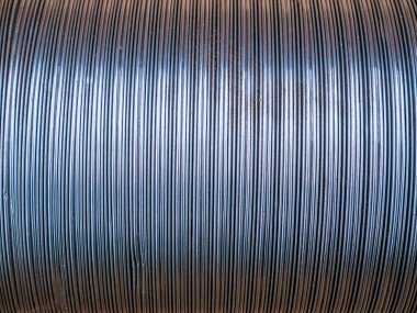 Metal kıvrımlı havalandırma borusunun dokusu. Metal kıvrım dokusu. Havalandırma borusu. Başlıklı. Kabartmalı metal. Demir gibi. Havalandırma kanalı. Motor kapağı havalandırması. Arkaplan.