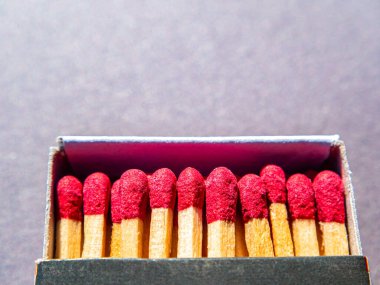 Kırmızı sülfür kafalı ahşap kibrit kutusu. Ateşleme kibriti. Kibrit kutusu. Kırmızı sülfür. Siyah arka plan. Woody malzemesi. Arka plan fotoğrafı. Metnin için yer.