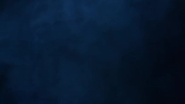 Siyah arka planda sigara içmekten beyaz duman. Sigara dumanı. Sigara külleri. Tütün dumanı. Tüttür. Sigara içmenin zararı. Tütün ürünleri. Nikotin bağımlılığı.