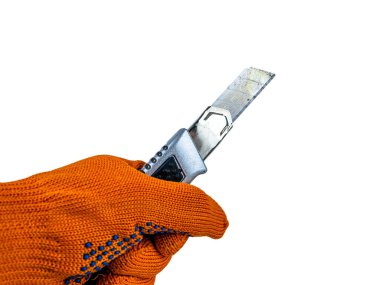 İnşaat bıçağı müteahhidin elinde. İnşaat bıçağı. İşçiler eldiven veriyor. Metal bıçak. İşçi turuncu eldiveni. Beyaz arka plan. Dairelerin tadilatı. Ev onarımı.