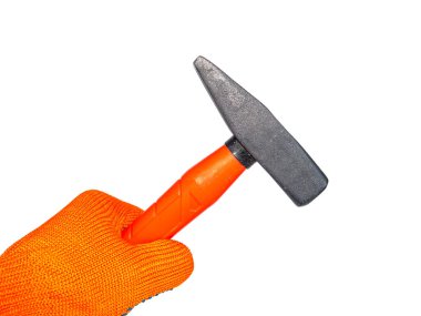 Beyaz arka planda bir işçinin elindeki demir çekiç. Metal çekiç. Zanaatkar ekipmanı. İnşaatçılar el aletleri. Çivi çakmak için çekiç. İşçi için çekiç. İnşaat ve onarım.