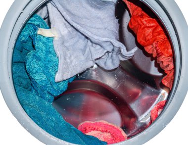 Çamaşır makinesindeki varilleri kıyafetlerle döndürmek..