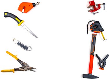 Beyaz arka planda çalışan inşaatçı aracı. Çalışan alet. İnşaat malzemeleri. İnşaat ve onarım. Daire ve ev. Bir takım ekipman. Ana inşaatçı.