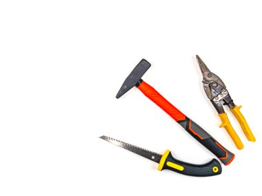 Beyaz arka planda çalışan inşaatçı aracı. Çalışan alet. İnşaat malzemeleri. İnşaat ve onarım. Daire ve ev. Bir takım ekipman. Ana inşaatçı.