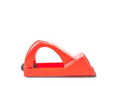 Beyaz arka planda alçıpan duvarları oluşturmak için bir araç. Duvardaki düzensizlikleri sayıyorum. Sıva tahtası kurulumu. İş aleti. İnşaat ve onarım. El yapımcılarından Rasp.