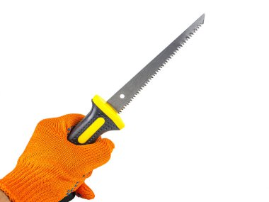 Beyaz arka planda çalışan bir el testeresi. Testere dişleri. Bahçe aletleri. İnşaat malzemeleri. İnşaat ve onarım. El işçiliği. Beyaz arka plan. Metal bıçak..