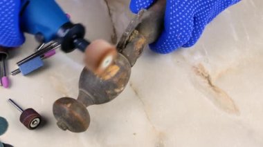 Zümrüt tekerleği ve elektrikli dremel ile şekilli bir ağacı öğütmek. Matkapla gıcırdıyor. Woody malzemesi. Dremel iş aleti. Çalışan alet öğütme çarkı. El işçiliği. Eller iş eldiveninde..