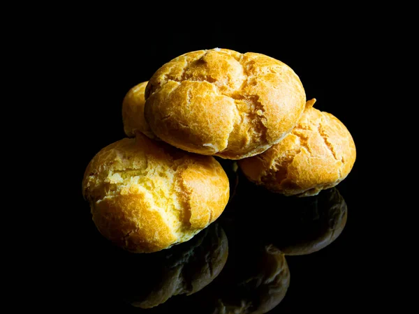 Cozimento Choux Pastelaria Fundo Preto Sobremesa Farinha Bolo Creme Doce — Fotografia de Stock