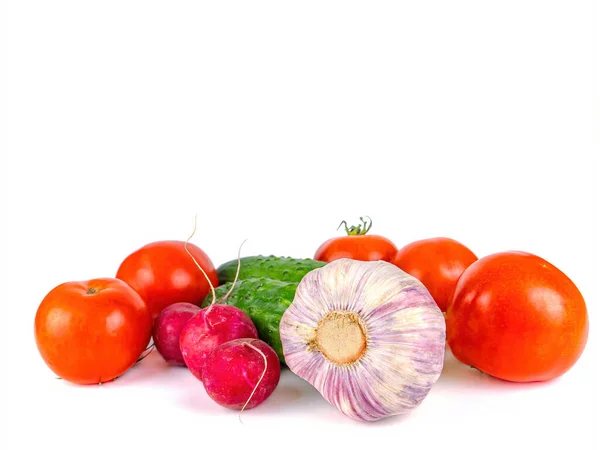 Cabeza Ajo Con Pepinos Tomates Plato Blanco Cabeza Ajo Hortalizas — Foto de Stock