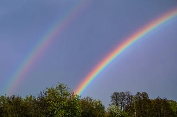 Zwei Regenbögen Mit Regenwolken Himmel Farbiger Regenbogen Farbspektrum Regenwolken Düsterer — Stockfoto