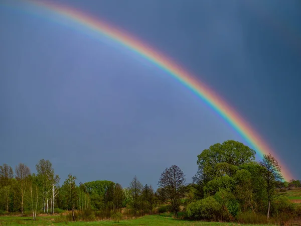Regenbogen Mit Regenwolken Himmel Farbiger Regenbogen Farbspektrum Regenwolken Düsterer Himmel — Stockfoto