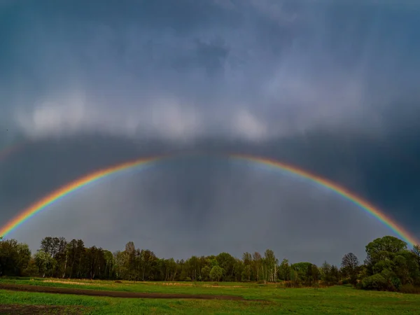 Regenbogen Mit Regenwolken Himmel Farbiger Regenbogen Farbspektrum Regenwolken Düsterer Himmel — Stockfoto