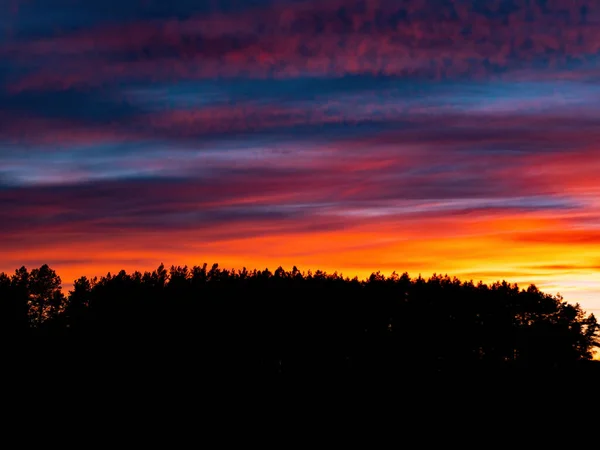 Cielo Colores Naranjas Una Puesta Sol Soleada Sobre Horizonte Del — Foto de Stock