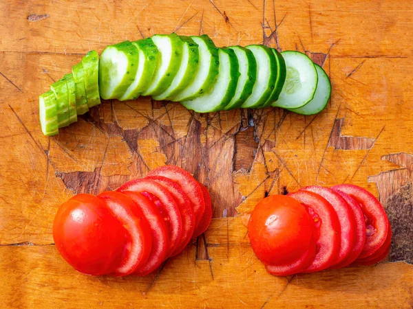 Pepino Tomate Fatiados Uma Placa Corte Madeira Cozinhar Vegetais Pepino — Fotografia de Stock