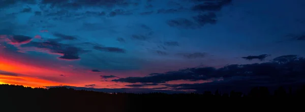 Rosso Tramonto Soleggiato Con Nubi Temporalesche All Orizzonte Cielo Con — Foto Stock