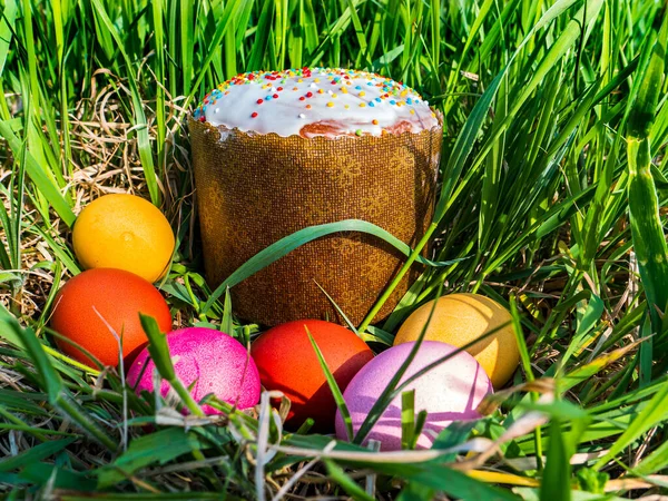 Barevné Kuřecí Velikonoční Vejce Zelené Trávě Velikonoční Prázdniny Chleba Vejce — Stock fotografie