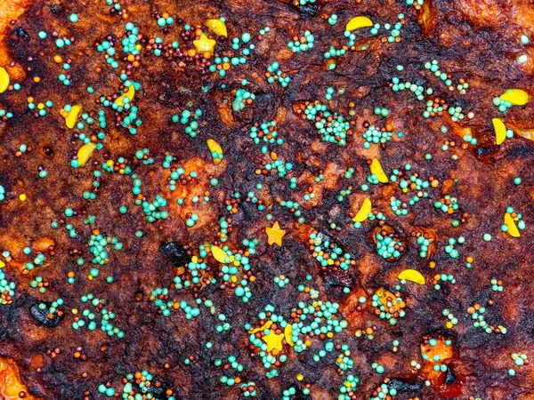 面团的表面质感是用彩色糕点装饰的 粗糙的蛋糕 甜甜的甜点自制烘焙 背景图像 — 图库照片