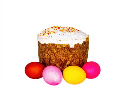 Beyaz arka planda Paskalya ekmeği ve renkli yumurtalar. Paskalya yumurtaları. Ortodoks Kilisesi. Dini gelenek. Dini Hristiyan bayramı. Hamur hamuru. Kutlama yemeği. Dirilme.