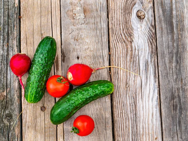 Pepinos Verduras Com Tomates Uma Mesa Madeira Pepino Verde Tomate — Fotografia de Stock