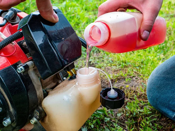 Repostando Una Cortadora Césped Gasolina Una Podadora Hierba Gasolina Tanque — Foto de Stock