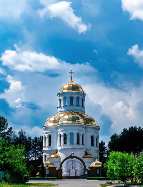 Temple orthodoxe avec dômes dorés sur le fond du ciel nuageux. — Photo