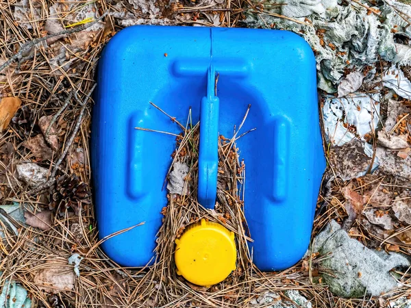 El recipiente de plástico azul está enterrado en el suelo. — Foto de Stock